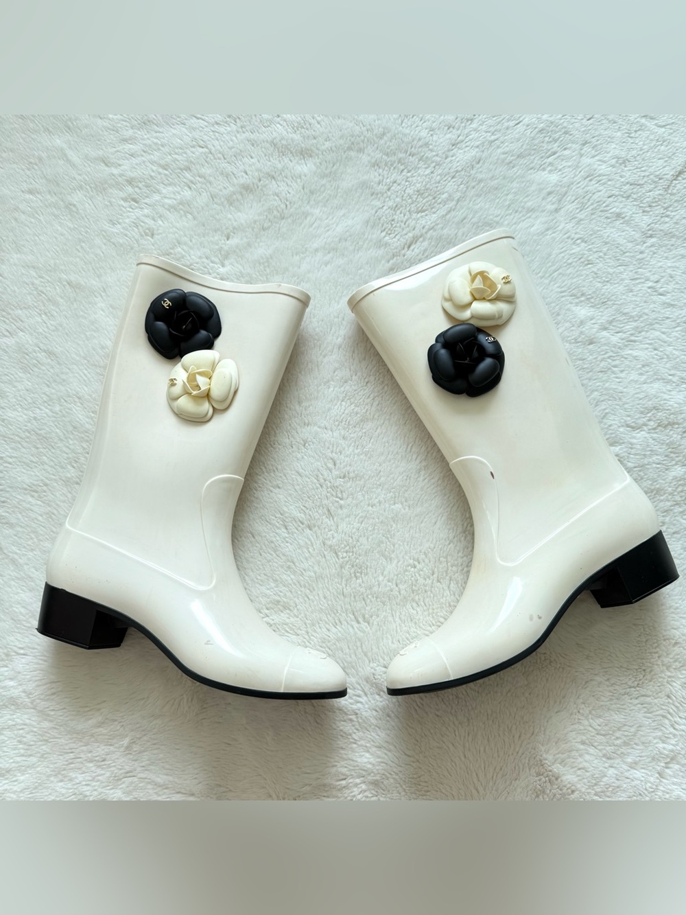 CHANEL Camellia Rain Boots White size 40 EU Authentic